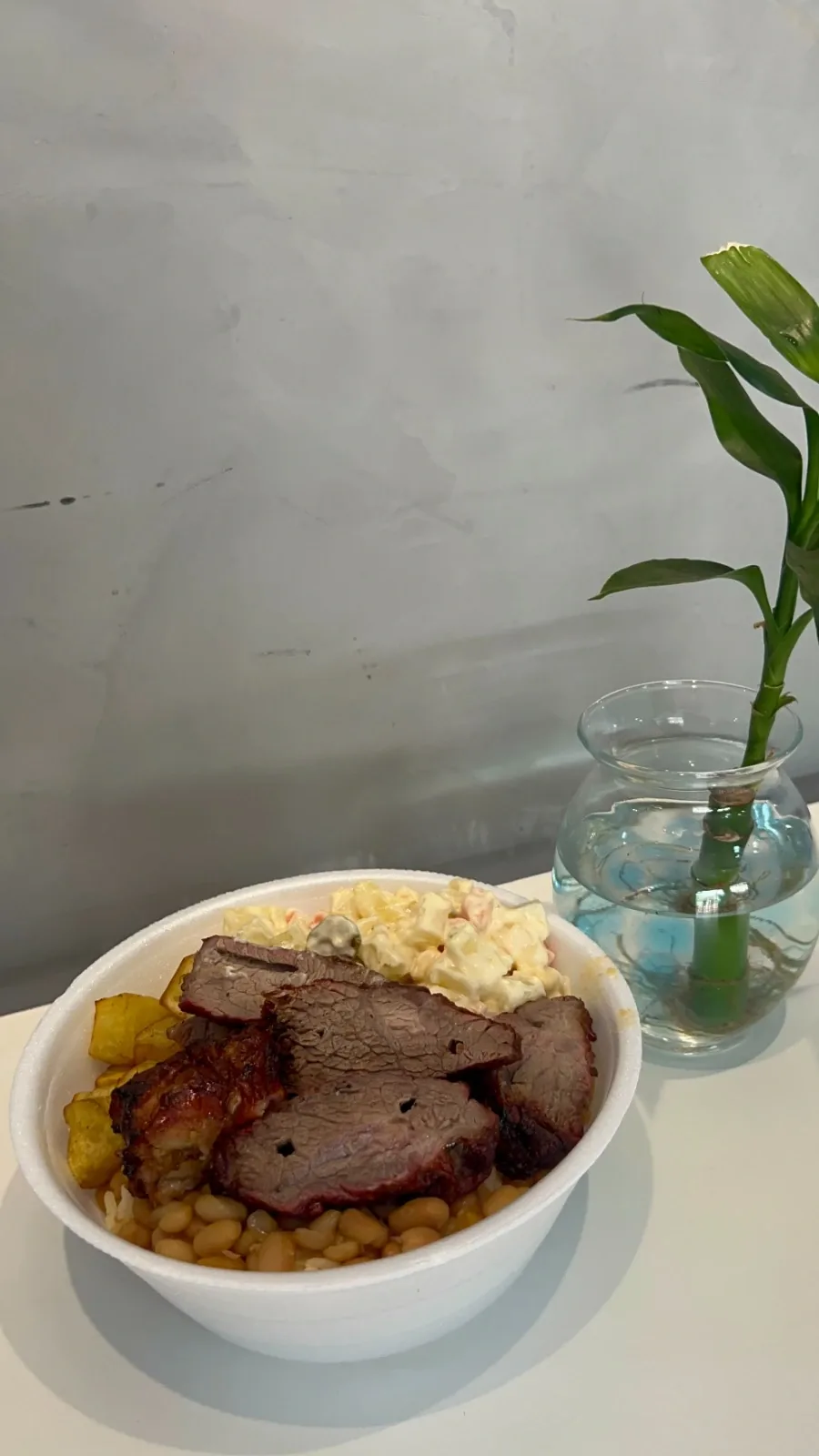 Marmita com carne assada, feijão e maionese